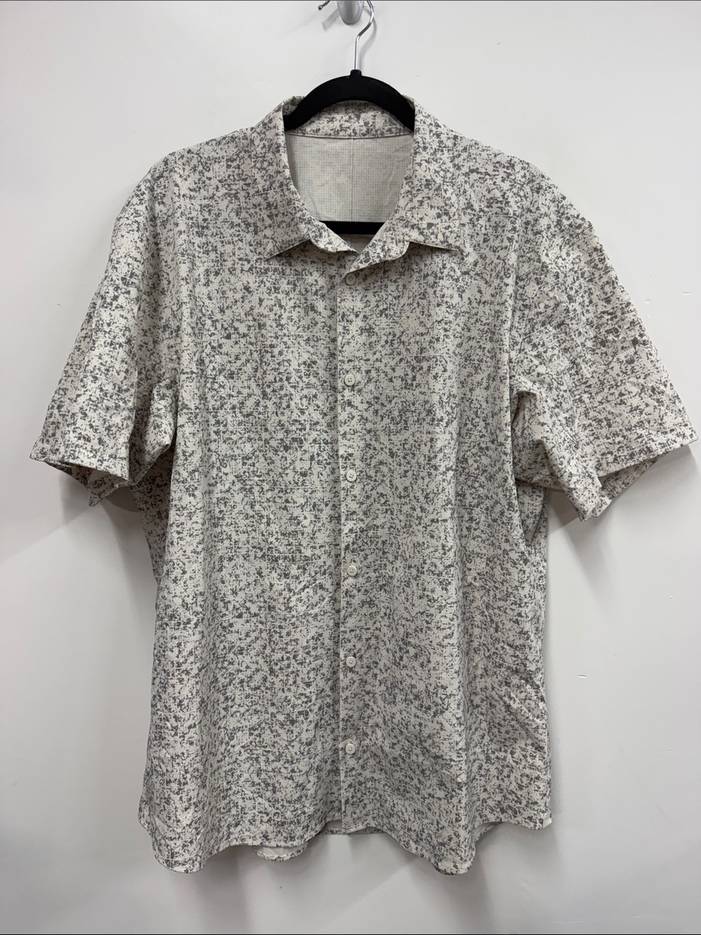 Men's Short-Sleeve Button-Down Shirt in White and Gray camo Print XL